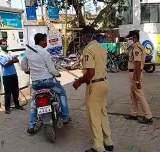 Beat the crowd at the petrol pump in Buldana | बुलडाण्यात पेट्रोल पंपावर गर्दी करणाऱ्यांना चोप Beat the crowd at the petrol pump in Buldana | बुलडाण्यात पेट्रोल पंपावर गर्दी करणाऱ्यांना चोप