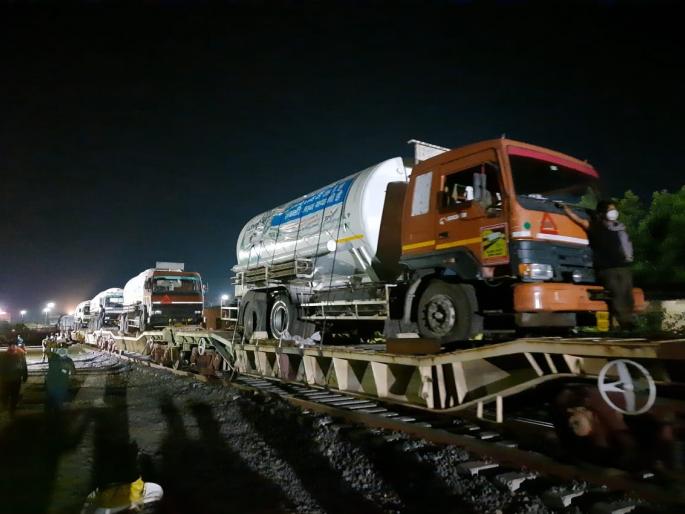 Jay Ho! 'Oxygen Express' Reached in the pune; 1 thousand 725 km distance covered in 37 hours | जय हो! 'प्राण' घेऊन पुण्यात पोहचली 'ऑक्सिजन एक्सप्रेस' ; ३७ तासांत कापले १ हजार ७२५ किमी अंतर Jay Ho! 'Oxygen Express' Reached in the pune; 1 thousand 725 km distance covered in 37 hours | जय हो! 'प्राण' घेऊन पुण्यात पोहचली 'ऑक्सिजन एक्सप्रेस' ; ३७ तासांत कापले १ हजार ७२५ किमी अंतर