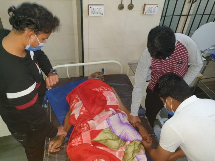 Shocking: 10 days without food due to lockdown; Time on 50 years person lock into home without treatment | धक्कादायक! लॉकडाऊनमुळे १० दिवस उपाशी, ५० वर्षांच्या गृहस्थावर उपचाराविना घरात कोंडून राहण्याची वेळ  Shocking: 10 days without food due to lockdown; Time on 50 years person lock into home without treatment | धक्कादायक! लॉकडाऊनमुळे १० दिवस उपाशी, ५० वर्षांच्या गृहस्थावर उपचाराविना घरात कोंडून राहण्याची वेळ