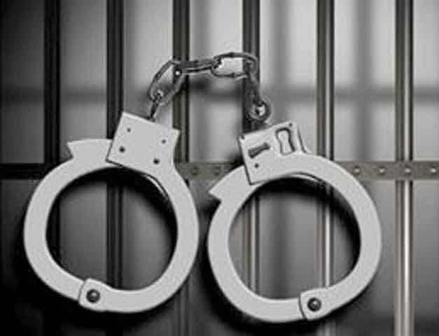 Arrest of gangs who preparing to robbery on petrol pump; The thieves came from the stolen car | पेट्रोल पंपावर दरोडा टाकण्याच्या तयारीतील टोळीला अटक; चोरीच्या कारमधून आले होते सराईत चोरटे Arrest of gangs who preparing to robbery on petrol pump; The thieves came from the stolen car | पेट्रोल पंपावर दरोडा टाकण्याच्या तयारीतील टोळीला अटक; चोरीच्या कारमधून आले होते सराईत चोरटे