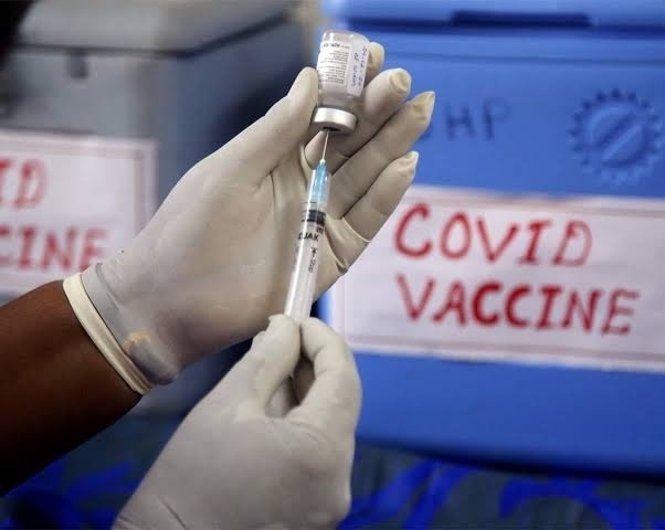 Corona Vaccination Pune: The first dose of Corona vaccine has been completely stop in Pune since Thursday; Administration's decision due to insufficient supply of vaccines | Corona Vaccination Pune : पुणे शहरात गुरूवारपासून कोरोना लसीचा पहिला डोस पूर्णपणे बंद; लसींच्या अपुऱ्या पुरवठ्यामुळे प्रशासनाचा निर्णय Corona Vaccination Pune: The first dose of Corona vaccine has been completely stop in Pune since Thursday; Administration's decision due to insufficient supply of vaccines | Corona Vaccination Pune : पुणे शहरात गुरूवारपासून कोरोना लसीचा पहिला डोस पूर्णपणे बंद; लसींच्या अपुऱ्या पुरवठ्यामुळे प्रशासनाचा निर्णय