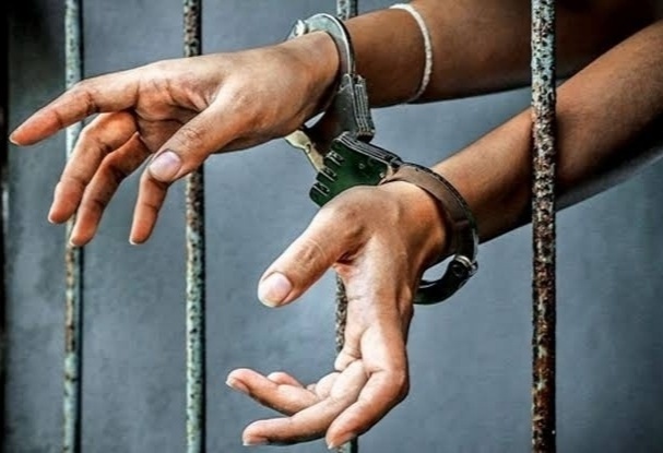 Police arrested a person who cheated by claiming to be an income tax officer | इन्कम टॅक्स ऑफिसर असल्याचे सांगून फसवणूक करणाऱ्या तोतयाला पोलिसांनी ठोकल्या बेड्या Police arrested a person who cheated by claiming to be an income tax officer | इन्कम टॅक्स ऑफिसर असल्याचे सांगून फसवणूक करणाऱ्या तोतयाला पोलिसांनी ठोकल्या बेड्या