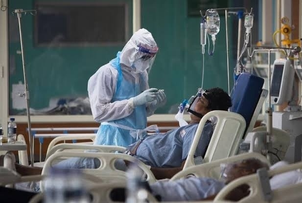 Coronavirus Pune: 1 thousand 836 new patients and 3 thousand 318 people recovered from corona virus in Pune city on Friday | Coronavirus Pune : पुणे शहरात शुक्रवारी १ हजार ८३६ नवे रुग्ण तर ३ हजार ३१८ जण कोरोनामुक्त Coronavirus Pune: 1 thousand 836 new patients and 3 thousand 318 people recovered from corona virus in Pune city on Friday | Coronavirus Pune : पुणे शहरात शुक्रवारी १ हजार ८३६ नवे रुग्ण तर ३ हजार ३१८ जण कोरोनामुक्त