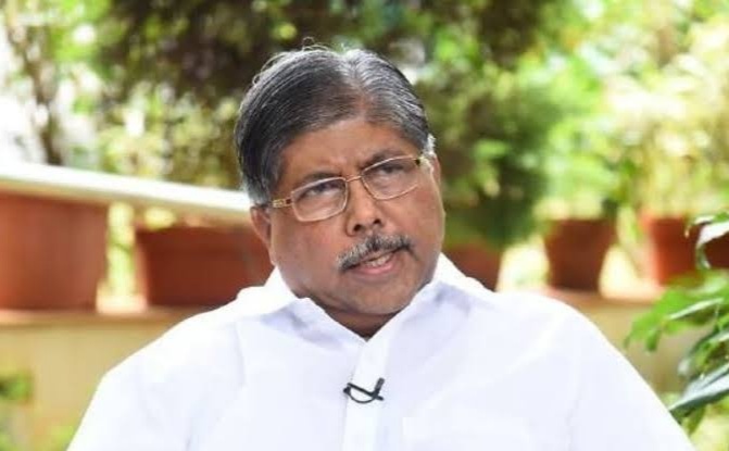 How many more days are you going to hide your quarrels? Someday it will come to the front : Chandrakant Patil | तुमची आपापसातली भांडणं आणखी किती दिवस लपवणार आहात ? कधीतरी ती चव्हाट्यावर येणारच : चंद्रकांत पाटील How many more days are you going to hide your quarrels? Someday it will come to the front : Chandrakant Patil | तुमची आपापसातली भांडणं आणखी किती दिवस लपवणार आहात ? कधीतरी ती चव्हाट्यावर येणारच : चंद्रकांत पाटील