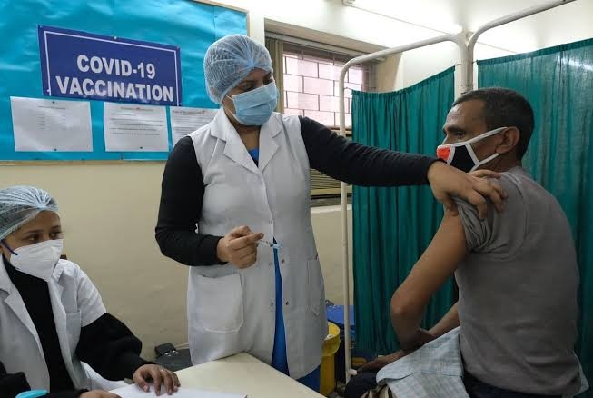 Corona Vaccine Pune: Vaccination will continue on Sunday at only 15 centers in Pune city; Covacin vaccine will be available | Corona Vaccine Pune : पुणे शहरात रविवारी फक्त १५ केंद्रावर लसीकरण सुरु राहणार; 'कोव्हॅक्सिन' लस उपलब्ध असणार Corona Vaccine Pune: Vaccination will continue on Sunday at only 15 centers in Pune city; Covacin vaccine will be available | Corona Vaccine Pune : पुणे शहरात रविवारी फक्त १५ केंद्रावर लसीकरण सुरु राहणार; 'कोव्हॅक्सिन' लस उपलब्ध असणार