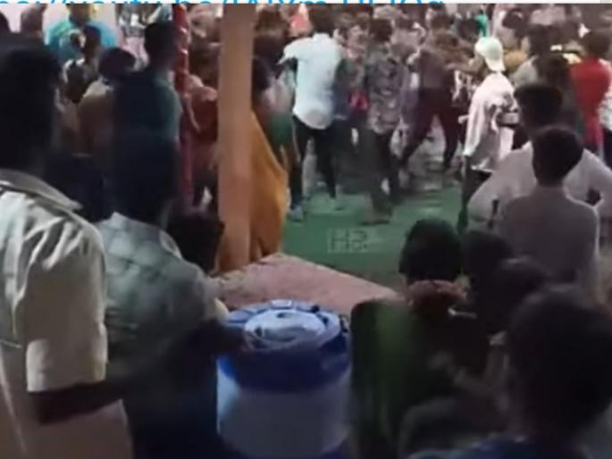 Storm fights in Halwar event in Sakwar village, video goes viral in vasai virar | सकवार गावात हळदीच्या कार्यक्रमात तुफान मारामारी, व्हिडिओ व्हायरल Storm fights in Halwar event in Sakwar village, video goes viral in vasai virar | सकवार गावात हळदीच्या कार्यक्रमात तुफान मारामारी, व्हिडिओ व्हायरल