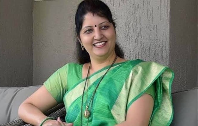 No sufficient corona vaccine in the country but call me "Vaccine Guru": Rupali Chakankar criticizes on Narendra Modi government | “घरात नाही दाणा पण मला 'व्हॅक्सिन गुरू' म्हणा…" ; रुपाली चाकणकरांचे मोदी सरकारवर टीकास्र No sufficient corona vaccine in the country but call me "Vaccine Guru": Rupali Chakankar criticizes on Narendra Modi government | “घरात नाही दाणा पण मला 'व्हॅक्सिन गुरू' म्हणा…" ; रुपाली चाकणकरांचे मोदी सरकारवर टीकास्र