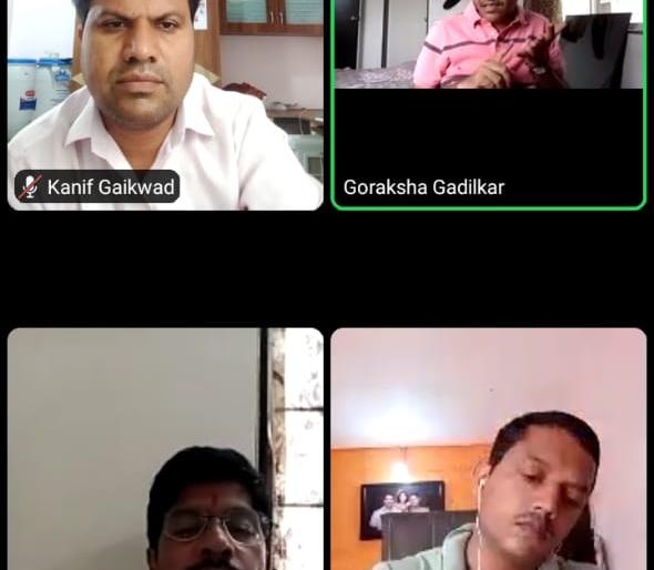 The Divisional Deputy Commissioner took stock of the Corona measures in his village. Discussion with the vigilance committee in Palwa | विभागीय उपआयुक्तांनी घेतला आपल्या गावातील कोरोना उपाययोजनाचा आढावा. पळवेतील दक्षता समितीशी चर्चा The Divisional Deputy Commissioner took stock of the Corona measures in his village. Discussion with the vigilance committee in Palwa | विभागीय उपआयुक्तांनी घेतला आपल्या गावातील कोरोना उपाययोजनाचा आढावा. पळवेतील दक्षता समितीशी चर्चा