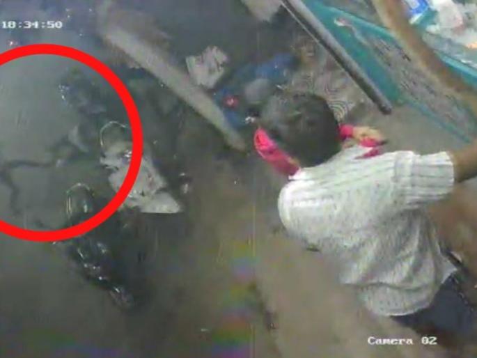 Vehicle vandalism incidents continue in the city even during the lockdown; crime filed in Bibwewadi | लॉकडाऊनकाळात देखील शहरात वाहन तोडफोडीचे सत्र सुरूच; बिबवेवाडीत तोडफोड प्रकरणी गुन्हा दाखल Vehicle vandalism incidents continue in the city even during the lockdown; crime filed in Bibwewadi | लॉकडाऊनकाळात देखील शहरात वाहन तोडफोडीचे सत्र सुरूच; बिबवेवाडीत तोडफोड प्रकरणी गुन्हा दाखल