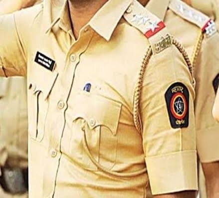 Oppose to party ; A drunken police officer abuses and beats citizens in vulgar language; Incident at Loni Kalbhor | 'ओल्या सुक्या' पार्टीला विरोध; मद्यधुंद पोलीस अधिकाऱ्याची नागरिकांना अर्वाच्च भाषेत शिवीगाळ व मारहाण; लोणी काळभोर येथील घटना Oppose to party ; A drunken police officer abuses and beats citizens in vulgar language; Incident at Loni Kalbhor | 'ओल्या सुक्या' पार्टीला विरोध; मद्यधुंद पोलीस अधिकाऱ्याची नागरिकांना अर्वाच्च भाषेत शिवीगाळ व मारहाण; लोणी काळभोर येथील घटना