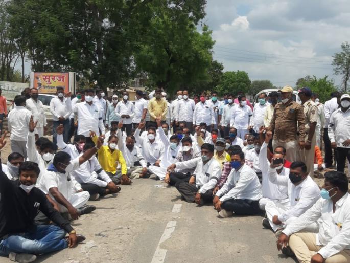 Citizens and farmers of 60 villages in Indapur taluka are angry, protest in Nimgaon | इंदापूर तालुक्यातील साठ गावातील शेतकरी संतापले, काळया फिती बांधून निमगाव केतकीत आक्रोश Citizens and farmers of 60 villages in Indapur taluka are angry, protest in Nimgaon | इंदापूर तालुक्यातील साठ गावातील शेतकरी संतापले, काळया फिती बांधून निमगाव केतकीत आक्रोश
