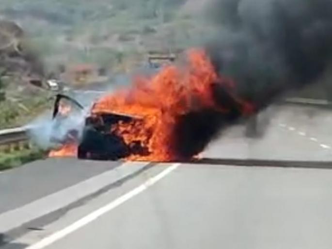 Thrilling! Suddenly car burn on mumbai-pune express way | थरार! मुंबई- पुणे महामार्गावर कारने घेतला अचानक पेट; सुदैवाने जीवितहानी टळली