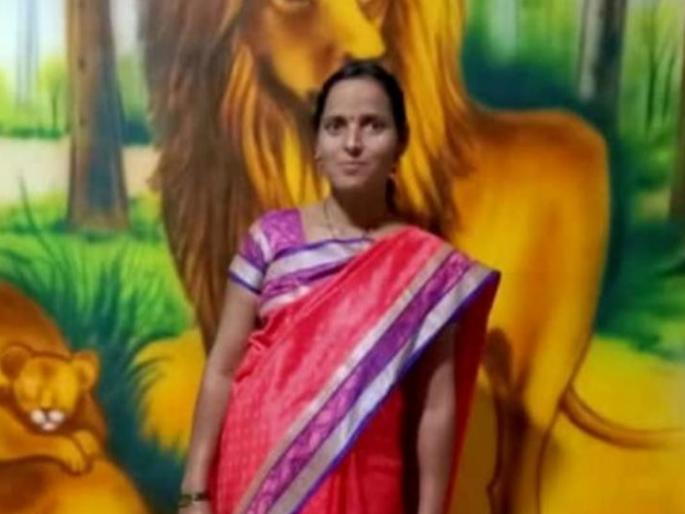 Very Sad !Death of mother by corona and after daughter death by snake bite; incident in the baramati taluka | दुर्दैवी! आईचा कोरोनामुळे मृत्यू, सांत्वनासाठी आलेल्या मुलीचा सर्पदंशाने मृत्यू Very Sad !Death of mother by corona and after daughter death by snake bite; incident in the baramati taluka | दुर्दैवी! आईचा कोरोनामुळे मृत्यू, सांत्वनासाठी आलेल्या मुलीचा सर्पदंशाने मृत्यू