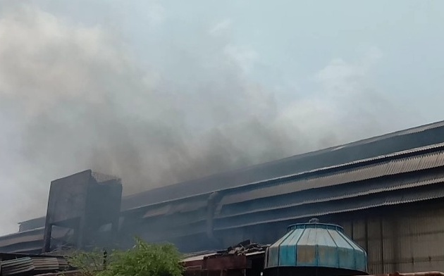 Chemical toxic fumes from private companies problem to lives of citizens and animals, khed taluka incident | खासगी कंपन्यांच्या केमिकलयुक्त विषारी धुराने नागरिकांसह पाळीव प्राण्यांच्या जीविताला धोका, खेड तालुक्यातील प्रकार Chemical toxic fumes from private companies problem to lives of citizens and animals, khed taluka incident | खासगी कंपन्यांच्या केमिकलयुक्त विषारी धुराने नागरिकांसह पाळीव प्राण्यांच्या जीविताला धोका, खेड तालुक्यातील प्रकार