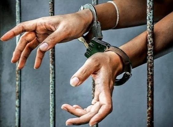 Arrested of accused filmy style by the Shikrapur police ; The escape was from the Corona Center | 'फिल्मी स्टाईल'ने पोलिसांनी दरोड्यातील आरोपीला ठोकल्या बेड्या; कोरोना सेंटरमधून केले होते पलायन