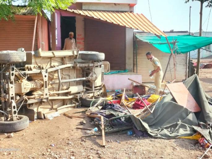 Uncontrolled jeep enters Aurangabad-Jalna border check post; Two policemen injured | अनियंत्रित जीप औरंगाबाद- जालना सीमेवरील चेकपोस्ट घुसली; दोन पोलीस जखमी