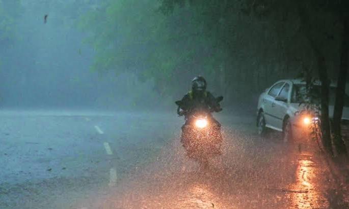 Bhawaninagar, Sansar in Indapur taluka was hit by heavy rains | इंदापूर तालुक्यातील भवानीनगर, सणसरला वादळी पावसाने झोडपले; वीज पुरवठा खंडित Bhawaninagar, Sansar in Indapur taluka was hit by heavy rains | इंदापूर तालुक्यातील भवानीनगर, सणसरला वादळी पावसाने झोडपले; वीज पुरवठा खंडित