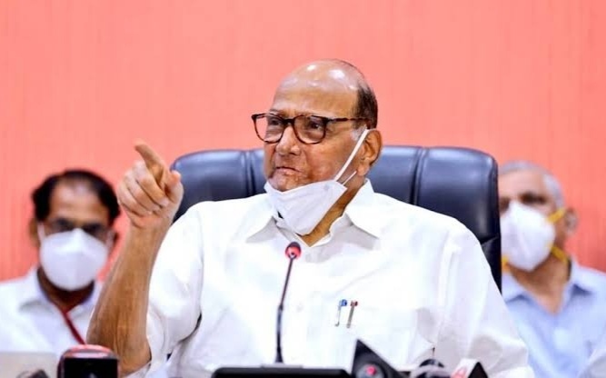 Sharad Pawar donates Rs 25 lakh to Kovid Center in Baramati | ज्येष्ठ नेते शरद पवारांचा मदतीचा हात; बारामतीतील कोविड सेंटरला २५ लाखांचे आर्थिक पाठबळ