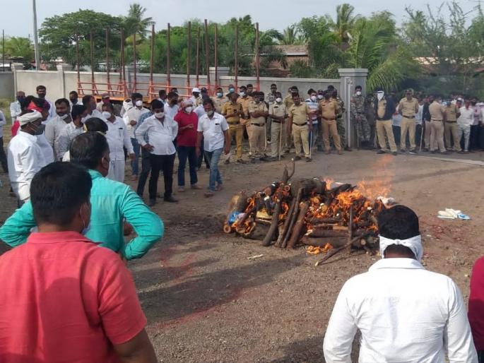 Funeral on a married woman who committed suicide in front of Matrimonial home house by angry relatives | संतप्त नातेवाईकांकडून सासरच्या घरासमोरच आत्महत्या केलेल्या विवाहितेवर अंत्यसंस्कार 