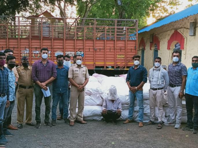 17 lakh banned gutka seized in Khamgaon | खामगावात १७ लाखांचा प्रतिबंधित गुटखा पकडला