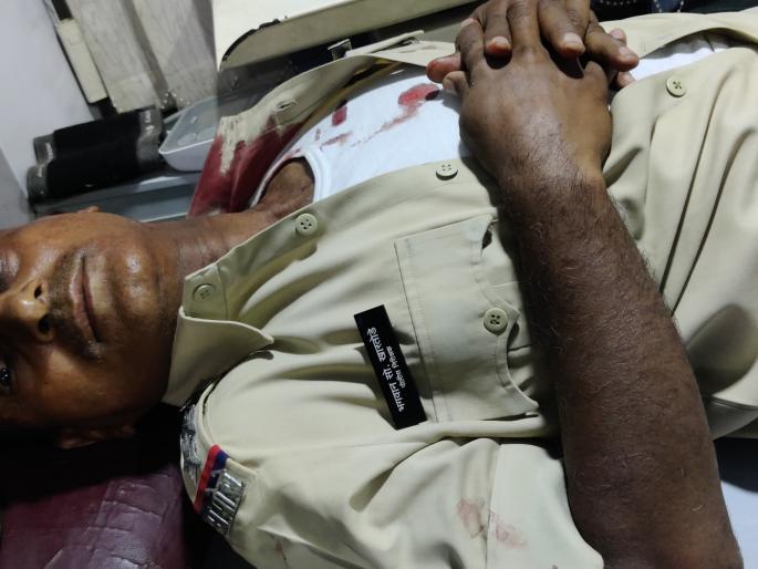 Breaking; Crowds attack police as they go to raid a liquor den | Breaking; दारू अड्ड्यावर धाड टाकण्यास गेलेल्या पोलिसांवर जमावांचा हल्ला