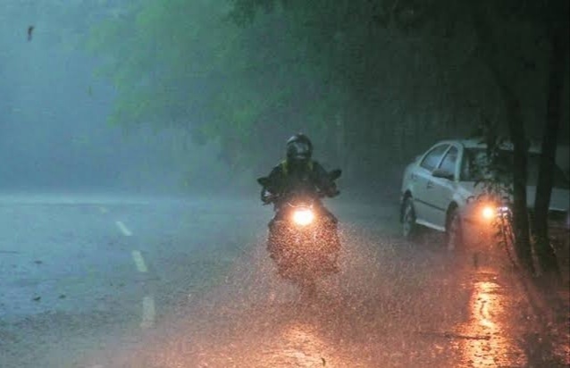 Pune Rain: Heavy rains in Pune; Chance of torrential rains with strong winds in 'this' district in next few hours | Pune Rain : पुणे शहरात धुवांधार पावसाची हजेरी; पुढील काही तासांमध्ये 'या' जिल्ह्यांत वादळी वाऱ्यासह जोरदार पावसाची शक्यता Pune Rain: Heavy rains in Pune; Chance of torrential rains with strong winds in 'this' district in next few hours | Pune Rain : पुणे शहरात धुवांधार पावसाची हजेरी; पुढील काही तासांमध्ये 'या' जिल्ह्यांत वादळी वाऱ्यासह जोरदार पावसाची शक्यता