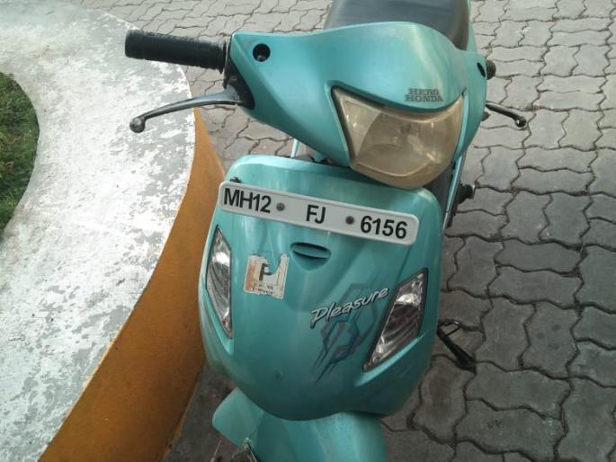 A two-wheeler rider was arrested after he injured a cop at checkpost | नाकाबंदीत वाहतूक पोलिसाला नेले फरफटत , दुचाकीस्वाराला अटक A two-wheeler rider was arrested after he injured a cop at checkpost | नाकाबंदीत वाहतूक पोलिसाला नेले फरफटत , दुचाकीस्वाराला अटक