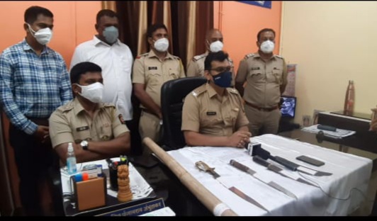 The gang that looted gold coins by showing the lure of giving them at a lower price | सोन्याची नाणी कमी किमतीत देण्याचे आमिष दाखवून लुटणारी टोळी गजाआड The gang that looted gold coins by showing the lure of giving them at a lower price | सोन्याची नाणी कमी किमतीत देण्याचे आमिष दाखवून लुटणारी टोळी गजाआड