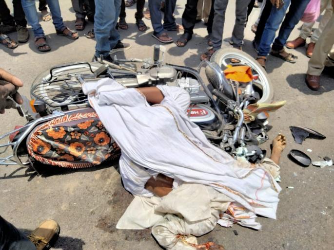 At Nandura, a truck crushed an elderly man on a two-wheeler | नांदुरा येथे ट्रकने दुचाकीस्वार वृद्ध व्यक्तीला चिरडले At Nandura, a truck crushed an elderly man on a two-wheeler | नांदुरा येथे ट्रकने दुचाकीस्वार वृद्ध व्यक्तीला चिरडले