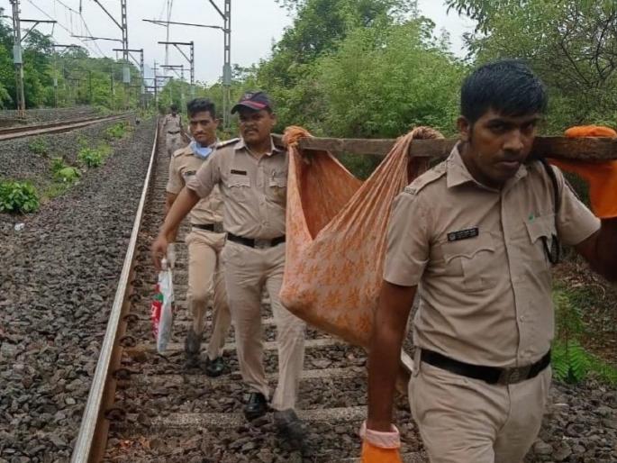 Salute! The humanity of the railway police; He lifted 4 km in a bag and gave life to a seriously injured women | सॅल्यूट! लोहमार्ग पोलिसांची माणुसकी; झोळीमध्ये ४ किलोमीटर उचलून नेत गंभीर जखमी महिलेचे वाचविले प्राण Salute! The humanity of the railway police; He lifted 4 km in a bag and gave life to a seriously injured women | सॅल्यूट! लोहमार्ग पोलिसांची माणुसकी; झोळीमध्ये ४ किलोमीटर उचलून नेत गंभीर जखमी महिलेचे वाचविले प्राण