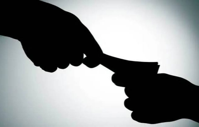 Even in the Corona epidemic, bribery is increasing in Pimpri; Police lead | कोरोना महामारीतही पिंपरीत लाचखोरी जोऱ्यात; पोलिसांची आघाडी Even in the Corona epidemic, bribery is increasing in Pimpri; Police lead | कोरोना महामारीतही पिंपरीत लाचखोरी जोऱ्यात; पोलिसांची आघाडी