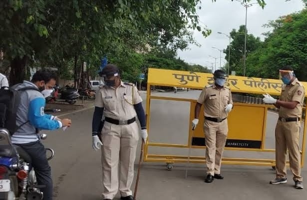 Fines can now be paid from the Google app; Pune police force will be 'cashless' | 'गुगल अॅप'वरुन आता दंडाची रक्कम भरता येणार; पुणे पोलीस दल 'कॅशलेस' होणार Fines can now be paid from the Google app; Pune police force will be 'cashless' | 'गुगल अॅप'वरुन आता दंडाची रक्कम भरता येणार; पुणे पोलीस दल 'कॅशलेस' होणार