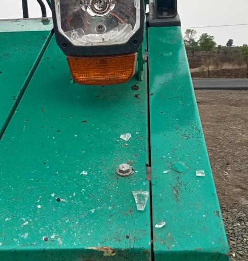 Vehicle vandalism by Shiv Sena taluka chief | शिवसेना तालुकाप्रमुखाकडून वाहनांची तोडफोड Vehicle vandalism by Shiv Sena taluka chief | शिवसेना तालुकाप्रमुखाकडून वाहनांची तोडफोड