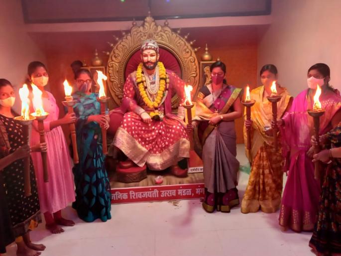 At Ranaragini Maidan on Tuesday for Maratha reservation; Elgar of agitation by lighting torches | मराठा आरक्षणासाठी मंगळवेढयात रणरागिणी मैदानात; मशाली पेटवून आंदोलनाचा एल्गार At Ranaragini Maidan on Tuesday for Maratha reservation; Elgar of agitation by lighting torches | मराठा आरक्षणासाठी मंगळवेढयात रणरागिणी मैदानात; मशाली पेटवून आंदोलनाचा एल्गार