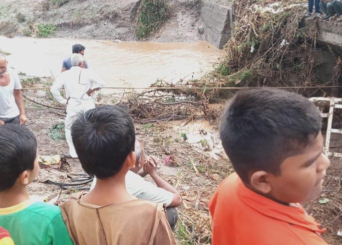 Muktainagar taluka was lashed by rains, four wheels were carried and stuck in the bridge | मुक्ताईनगर तालुक्याला पावसाने झोडपले, चार चाकी वाहून पुलात अडकले Muktainagar taluka was lashed by rains, four wheels were carried and stuck in the bridge | मुक्ताईनगर तालुक्याला पावसाने झोडपले, चार चाकी वाहून पुलात अडकले
