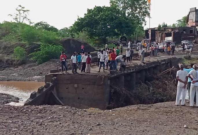 The bridge over the river Arunavati was swept away in the first flood | अरुणावती नदीवरील पुल पहिल्याच पुरात वाहुन गेला