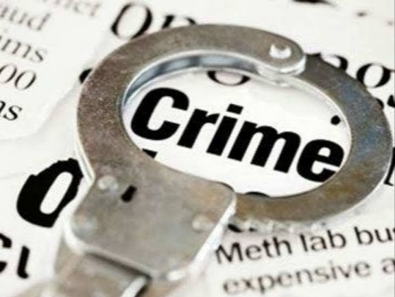 The glass of four-wheeler with a truck broke by criminal gang | ट्रकसह चारचाकी वाहनाच्या काचा फोडल्या; सहा जणांच्या टोळक्यावर गुन्हा दाखल The glass of four-wheeler with a truck broke by criminal gang | ट्रकसह चारचाकी वाहनाच्या काचा फोडल्या; सहा जणांच्या टोळक्यावर गुन्हा दाखल