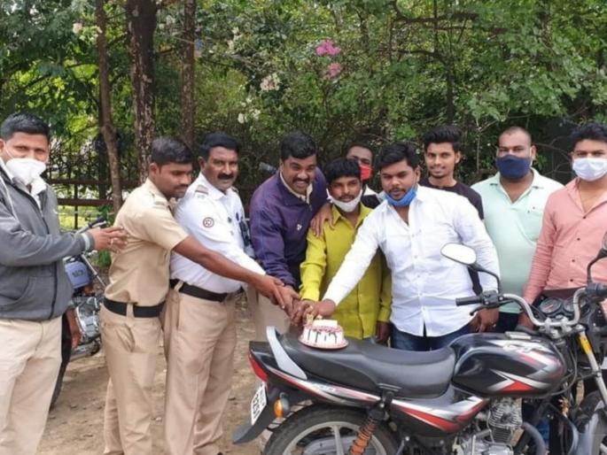 Police 'Birthday Celebration' in the Baramati | आता बोला! बारामतीतच उपमुख्यमंत्र्यांच्या आदेशाला केराची टोपली; पोलिसांचे भर चौकात ‘बर्थ डे सेलिब्रेशन’