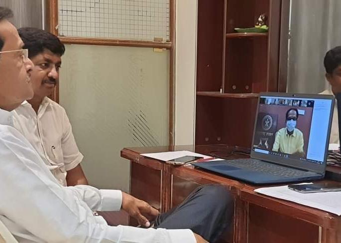 Big news; How are you Diliprao? Chief Minister Uddhav Thackeray's dialogue with Barshikar | मोठी बातमी; दिलीपराव कसे आहात? मुख्यमंत्री उद्धव ठाकरेंचा बार्शीकरांशी संवाद Big news; How are you Diliprao? Chief Minister Uddhav Thackeray's dialogue with Barshikar | मोठी बातमी; दिलीपराव कसे आहात? मुख्यमंत्री उद्धव ठाकरेंचा बार्शीकरांशी संवाद