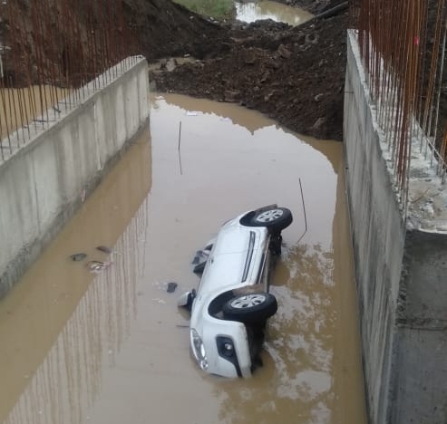 Four from Lonar taluka killed in an accident at Sengaon | रखडलेल्या पुलाच्या कामाने घेतला चौघांचा बळी, मृत लोणार तालुक्यातील