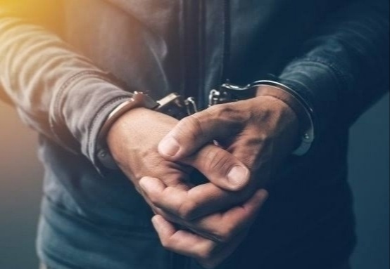 The criminal was arrested by police ; Jewellery was found in the dikki of bike | सराईत गुन्हेगाराला पोलिसांनी पाठलाग करुन पकडले; दुचाकीच्या डिक्कीत दागिने सापडले The criminal was arrested by police ; Jewellery was found in the dikki of bike | सराईत गुन्हेगाराला पोलिसांनी पाठलाग करुन पकडले; दुचाकीच्या डिक्कीत दागिने सापडले