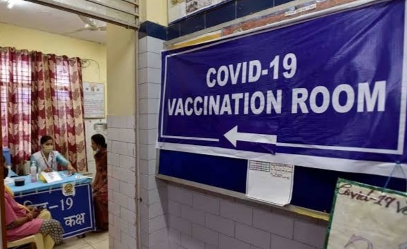 Corona Vaccination Pune: Covishield will be available at 39 centers of Pune Municipal Corporation and Covacin will be available at 15 centers on Wednesday. | Corona Vaccination Pune : पुणे महापालिकेच्या ३९ केंद्रांवर कोविशिल्ड तर १५ केंद्रांवर कोव्हॅक्सिन बुधवारी उपलब्ध राहणार  Corona Vaccination Pune: Covishield will be available at 39 centers of Pune Municipal Corporation and Covacin will be available at 15 centers on Wednesday. | Corona Vaccination Pune : पुणे महापालिकेच्या ३९ केंद्रांवर कोविशिल्ड तर १५ केंद्रांवर कोव्हॅक्सिन बुधवारी उपलब्ध राहणार