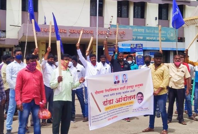 Farmers agitation in Indapur for Ujani water | उजनीच्या पाण्यासाठी इंदापूरमध्ये शेतकऱ्यांचं दांडा आंदोलन; मोठा पोलीस बंदोबस्त तैनात Farmers agitation in Indapur for Ujani water | उजनीच्या पाण्यासाठी इंदापूरमध्ये शेतकऱ्यांचं दांडा आंदोलन; मोठा पोलीस बंदोबस्त तैनात