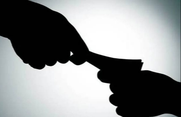 Caught talathi of palasdev while a taking bribe of 8 thousands in pune ; Action at the bus stop in rain | तलाठी इंदापूर तालुक्यातील पळसदेवचा अन् लाच घेताना पकडले पुण्यात ; भरपावसात बस स्टॉपवर कारवाई