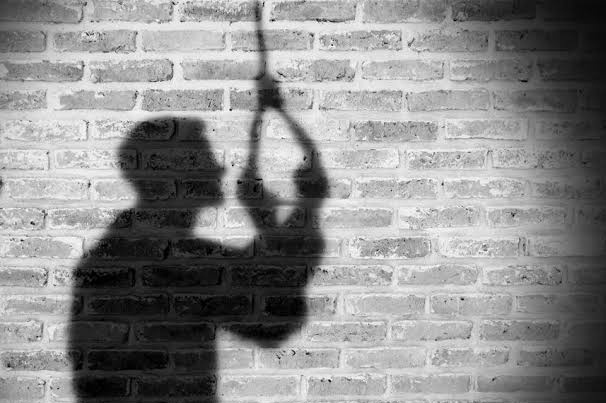 Haveli Tehsildar's driver commits suicide in juni sangvi | हवेली तहसीलदारांच्या वाहनचालकाची राहत्या घरी गळफास घेत आत्महत्या Haveli Tehsildar's driver commits suicide in juni sangvi | हवेली तहसीलदारांच्या वाहनचालकाची राहत्या घरी गळफास घेत आत्महत्या