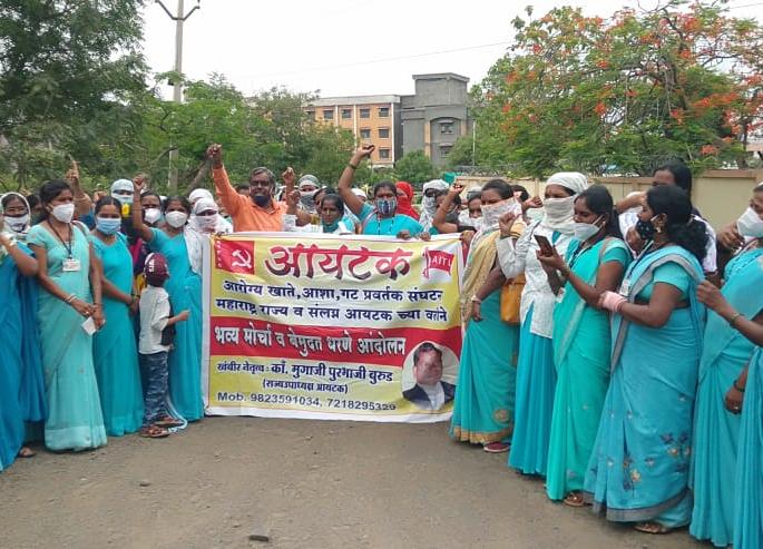 Asha swayamsevika, group promoters' movement in Washim | आशा स्वयंसेविका, गटप्रवर्तकांचे वाशिममध्ये धरणे आंदोलन Asha swayamsevika, group promoters' movement in Washim | आशा स्वयंसेविका, गटप्रवर्तकांचे वाशिममध्ये धरणे आंदोलन