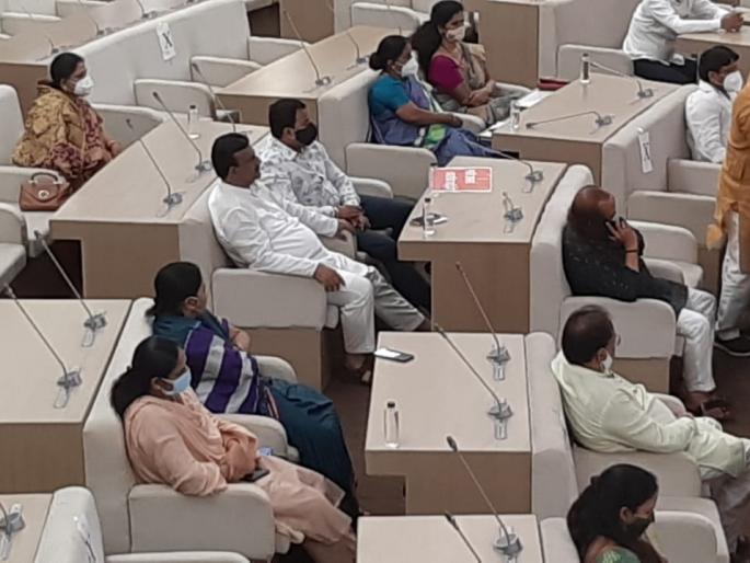 No masks, no social distancing ! Violation of rules by the corporators in the general body meeting of Pune municipal corporation | ना मास्क ना डिस्टंसिंग! महापालिकेच्या मुख्यसभेत नगरसेवकांकडूनच नियमांचे उल्लंघन No masks, no social distancing ! Violation of rules by the corporators in the general body meeting of Pune municipal corporation | ना मास्क ना डिस्टंसिंग! महापालिकेच्या मुख्यसभेत नगरसेवकांकडूनच नियमांचे उल्लंघन