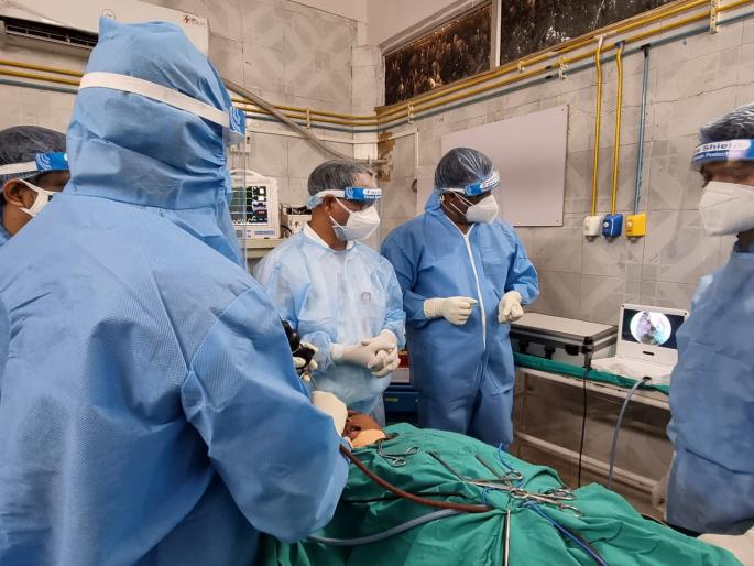 First successful surgery for mucormycosis on a woman with corona disease at Beed District Hospital | बीडच्या जिल्हा रूग्णालयात कोराेनाबाधित महिलेवर म्युकरमायकोसिसची पहिली यशस्वी शस्त्रक्रिया First successful surgery for mucormycosis on a woman with corona disease at Beed District Hospital | बीडच्या जिल्हा रूग्णालयात कोराेनाबाधित महिलेवर म्युकरमायकोसिसची पहिली यशस्वी शस्त्रक्रिया