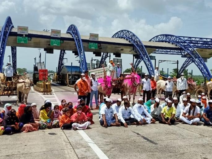 'Toll close' agitation of farmers by bullock carts on the Indapur toll plaza | इंदापूर टोल नाक्यावर बैलगाड्यांसह शेतकऱ्यांचे 'टोल बंद' आंदोलन 'Toll close' agitation of farmers by bullock carts on the Indapur toll plaza | इंदापूर टोल नाक्यावर बैलगाड्यांसह शेतकऱ्यांचे 'टोल बंद' आंदोलन