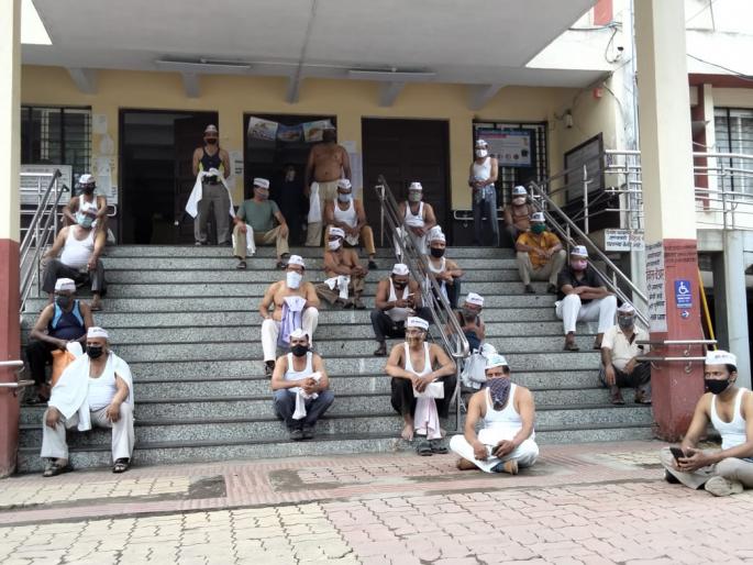 RTO office in Pune auto rickshaw drivers Movement to remove uniforms in protest of forced reflectors | पुण्यातील आरटीओ कार्यालयात रिक्षाचालक आक्रमक; रिफ्लेक्टर सक्तीच्या निषेधार्थ गणवेश काढत आंदोलन RTO office in Pune auto rickshaw drivers Movement to remove uniforms in protest of forced reflectors | पुण्यातील आरटीओ कार्यालयात रिक्षाचालक आक्रमक; रिफ्लेक्टर सक्तीच्या निषेधार्थ गणवेश काढत आंदोलन